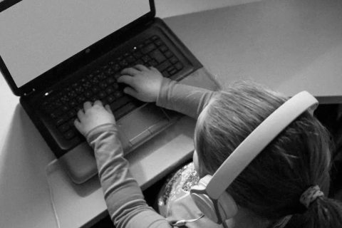 ECA Digital começa a valer e impõe novas regras para crianças e jovens em redes sociais, jogos e sites