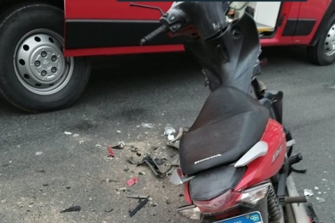 Bombeiros de Rio do Sul atendem acidente entre moto e carro na BR-470