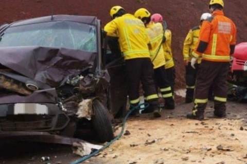 Colisão entre três veículos deixa um morto e dois feridos na BR-470 em SC