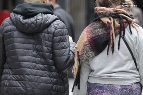 Frente fria associada a ciclone baixa temperatura no Sul do país