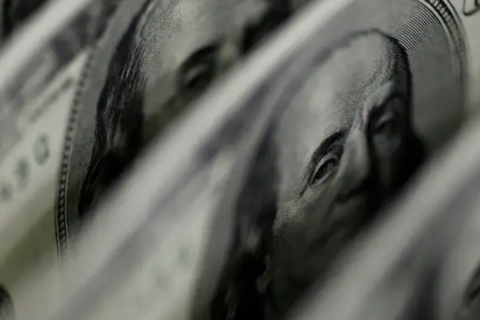 Dólar sobe para R$ 5,11, e bolsa fica estável, apesar de tensão global