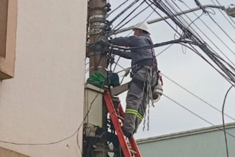 Mutirão Limpa Fios chega à 10ª etapa e avança na reorganização da rede aérea em Rio do Sul