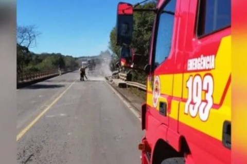 Motorista é soterrado por carga e tem múltiplas faturas após capotamento de carreta na BR-470 em SC