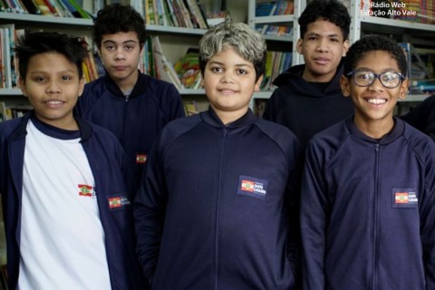 Governo de Santa Catarina entrega uniformes de inverno aos estudantes da rede estadual