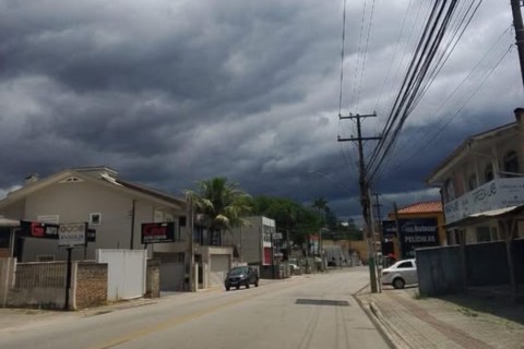 Chegada de duas frentes frias provoca temporais isolados em Santa Catarina nesta semana
