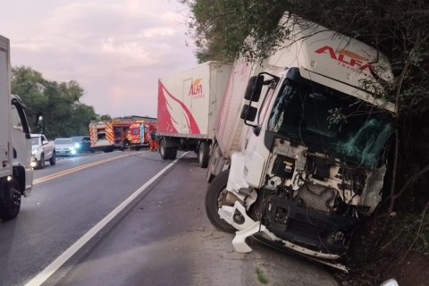 Colisão entre quatro veículos deixa feridos na BR-470, em Rio do Sul