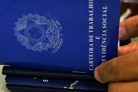 Pesquisa revela que brasileiro prefere emprego com carteira assinada