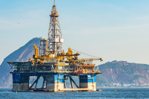 Preço do petróleo Brent ultrapassa os US$105,00. Combustíveis sobem