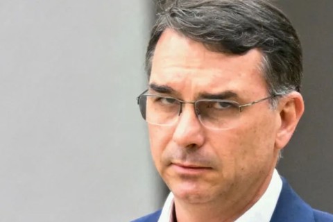 Flávio Bolsonaro admite cobrança a Vorcaro, mas nega crime