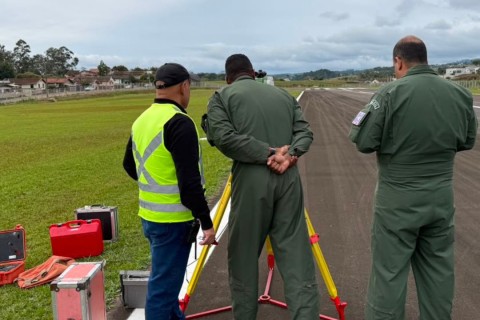 Aeroporto Helmuth Baumgarten recebe voo de homologação do sistema APAPI na cabeceira 25