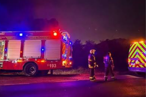 Carro fica irreconhecível e motorista gravemente ferido em acidente com ônibus na BR-470 em SC