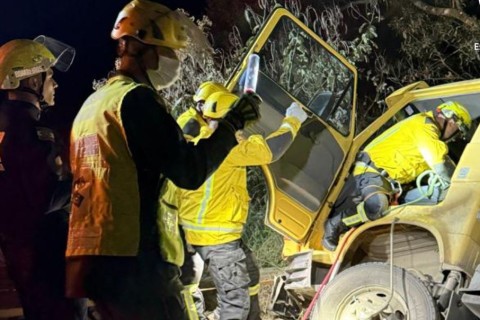 Caminhão colide contra ponte e motorista é resgatado em Imbuia