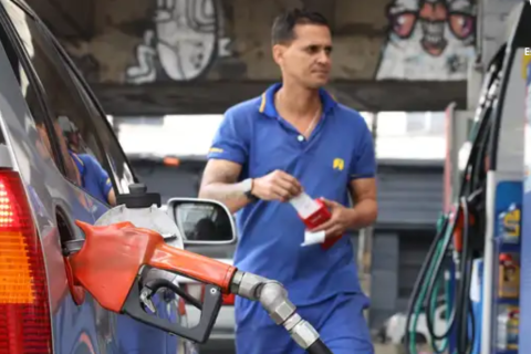 Governo propõe subvenção da gasolina em R$ 0,44 por litro