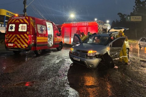 Mulher fica ferida após colisão entre dois veículos na BR-470, em Rio do Sul