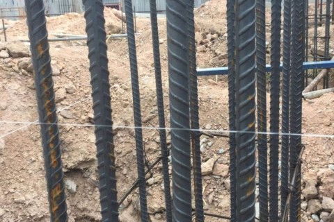 Menino de 10 anos tem 30 centímetros do corpo atravessado por barra de aço de construção enquanto brincava em SC