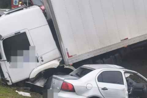 Grave acidente mata motorista e deixa carro irreconhecível na BR-470 em SC