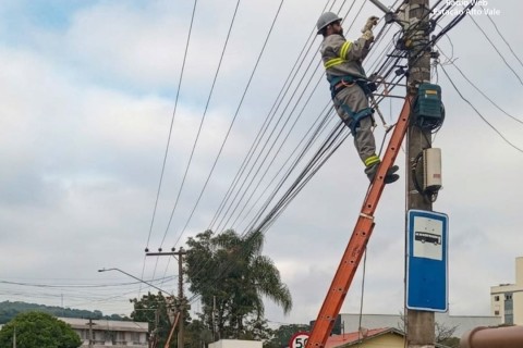 Mutirão Limpa Fios na Rua XV de Novembro é transferido para sexta-feira devido ao mau tempo