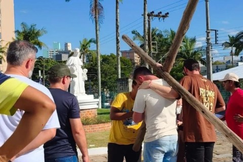 Catedral São João Batista promove encenações da Paixão de Cristo no início da Semana Santa em Rio do Sul