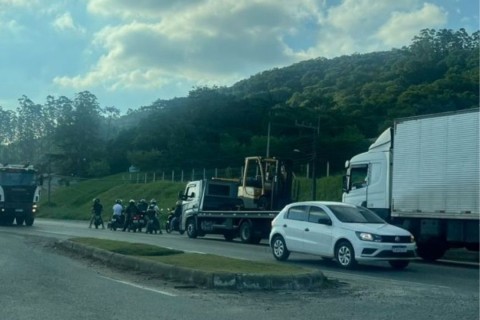 Motoristas levam quase uma hora para percorrer 4 km em trecho crítico da BR-470 em Santa Catarina