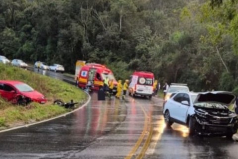 Motorista perde controle do carro em curva, roda na pista, atinge e mata motociclista em rodovia de SC