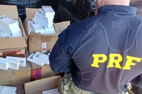 PRF apreende mais de R$ 14 milhões em iPhones 17 e Galaxy S26 Ultra escondidos em carreta em SC