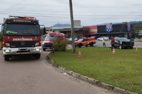 Mulher fica ferida em acidente entre dois carros na BR-470, em Rio do Sul
