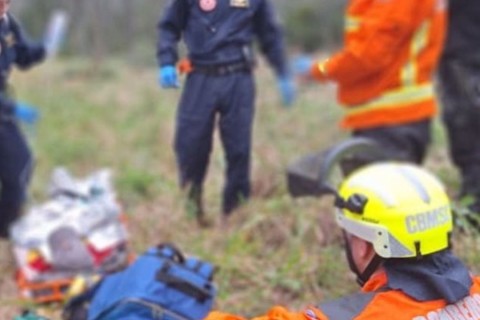 Pai salva vida de filho após acidente com motosserra em área de mata densa em SC e é homenageado por equipes de resgate