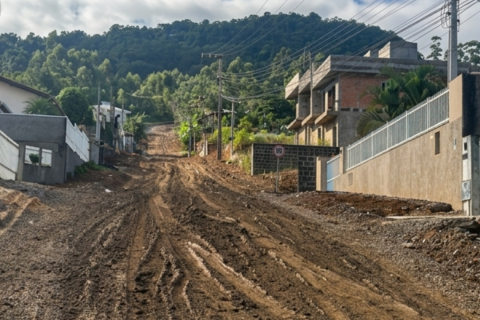Obra de drenagem e pavimentação avança na rua José Sofka, no bairro Fundo Canoas