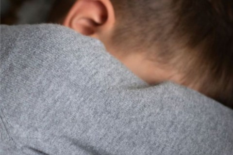 Criança autista não verbal de 2 anos é agredida e bombeiros a encontram no berço com lesões pelo corpo em SC