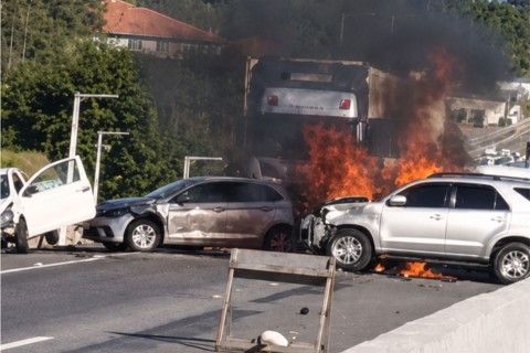Acidente com morte tem veículos incendiados e bloqueio total da BR-470 em Indaial