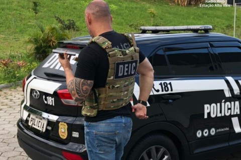 Polícia Civil e Polícia Militar prendem suspeitos por tráfico de drogas e desmantelam ponto de venda de entorpecentes em Ituporanga.