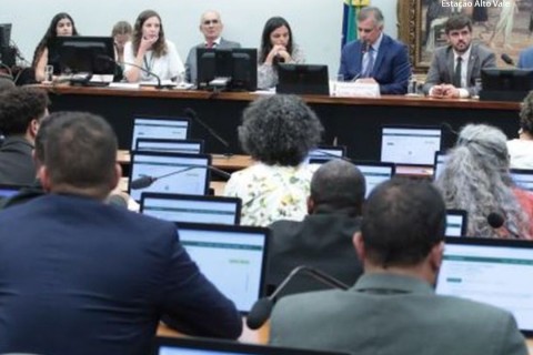 Deputados votam redução da maioridade penal em comissão