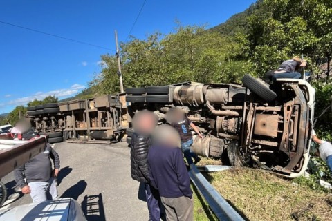 Duas pessoas ficam feridas após capotamento de carreta na BR-470, em Ibirama