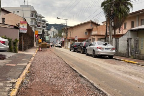 Trânsito é liberado na rua dos Pioneiros após obras de drenagem