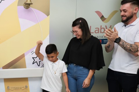 Paciente de 7 anos celebra fim do tratamento contra leucemia com a  cerimônia do sino no Hospital Santo Antônio em Blumenau