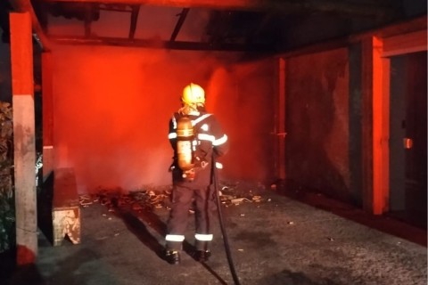 Incêndio atinge área de festas de residência e é controlado pelos bombeiros em Ituporanga