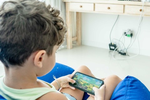 Proporção de crianças com celular cai; segurança é motivo mais citado