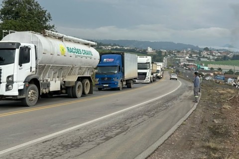 Acidente com duas mortes interdita BR-470 em Pouso Redondo