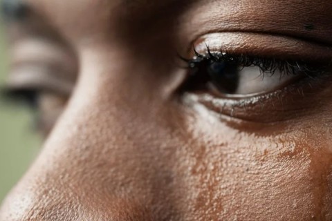 Lágrimas podem revelar avanço de doenças no cérebro, sugere estudo