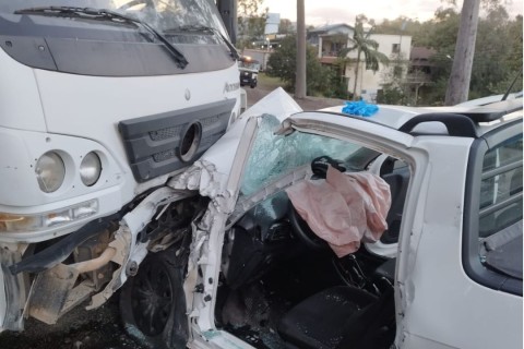Motorista fica preso às ferragens após colisão entre caminhão e utilitário na BR-470, em Rio do Sul