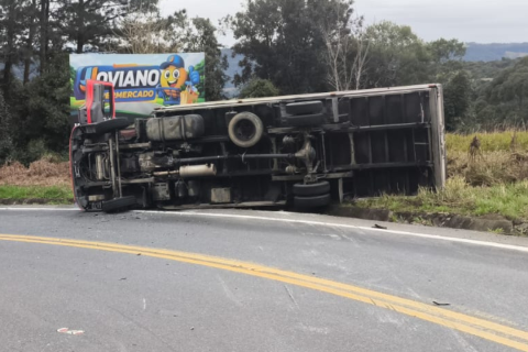 Caminhão tomba após motorista perceber falha nos freios em Leoberto Leal