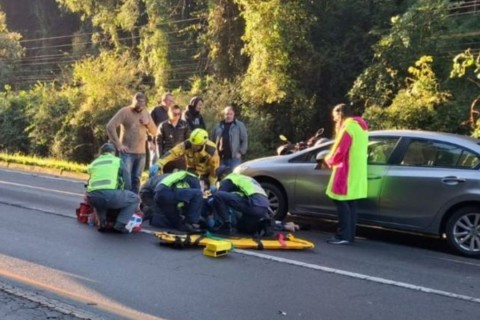Idosa sai do carro para ver acidente com cinco veículos e acaba atropelada em SC