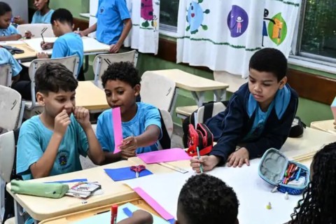Governo fixa em R$ 5,1 mil novo piso nacional do magistério