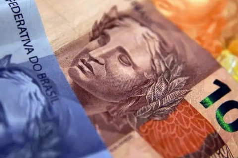 Aposentados e pensionistas do INSS começam a receber 13º nesta sexta