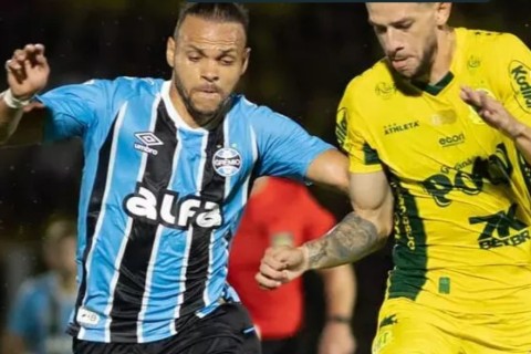 Próximo rival do Grêmio anuncia artilheiro da Série B antes do confronto