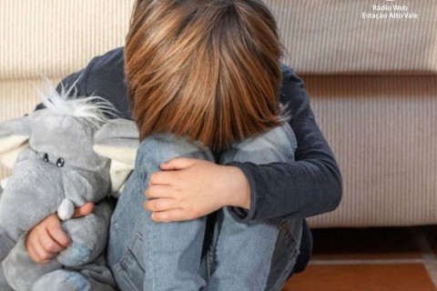 Mãe é presa em SC após deixar bebê de 1 ano e outras duas crianças sozinhos em casa