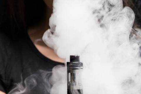 Adolescentes de SC estão bebendo e usando vapes mais cedo, diz pesquisa do IBGE