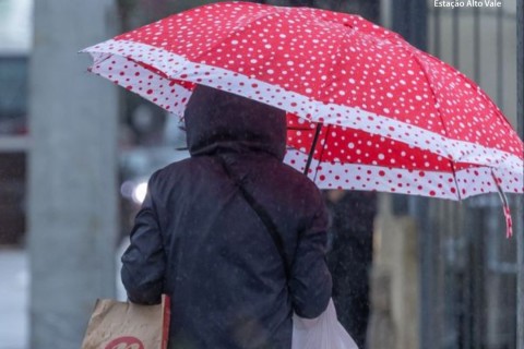 Temporais ameaçam SC e temperatura cai quase 10°C após dias de verão em pleno inverno