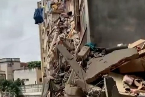 Sobe para 3.535 o número de mortos em terremotos enquanto crescem críticas ao governo com protestos.