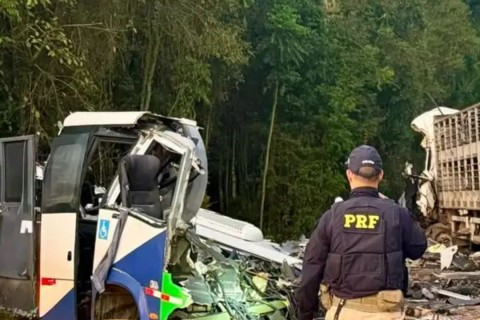 Acidente entre ônibus e caminhão mata 23 pessoas em estrada no Paraná